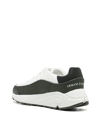 weiße und schwarze Sportschuhe von Armani Exchange