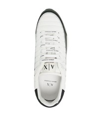 weiße und schwarze Sportschuhe von Armani Exchange