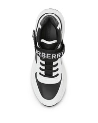 weiße und schwarze Sportschuhe von Burberry