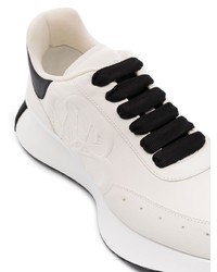 weiße und schwarze Sportschuhe von Alexander McQueen