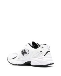 weiße und schwarze Sportschuhe von New Balance