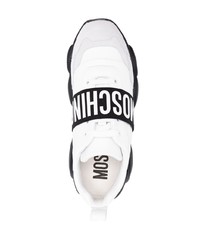weiße und schwarze Sportschuhe von Moschino
