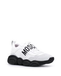 weiße und schwarze Sportschuhe von Moschino