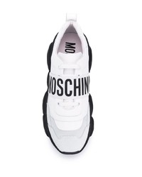 weiße und schwarze Sportschuhe von Moschino