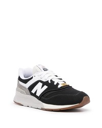 weiße und schwarze Sportschuhe von New Balance