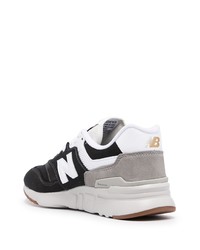 weiße und schwarze Sportschuhe von New Balance