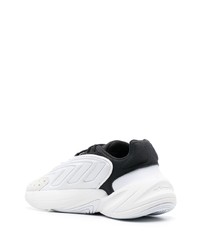 weiße und schwarze Sportschuhe von adidas