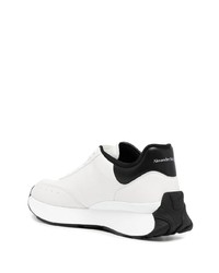 weiße und schwarze Sportschuhe von Alexander McQueen