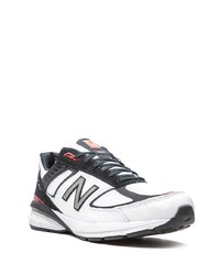 weiße und schwarze Sportschuhe von New Balance