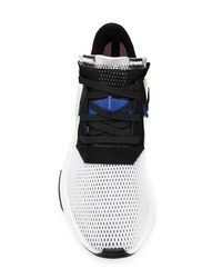 weiße und schwarze Sportschuhe von adidas