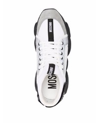 weiße und schwarze Sportschuhe von Moschino