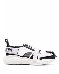 weiße und schwarze Sportschuhe von Moschino