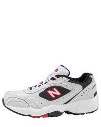 weiße und schwarze Sportschuhe von New Balance