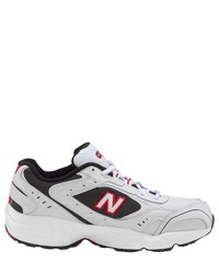 weiße und schwarze Sportschuhe von New Balance