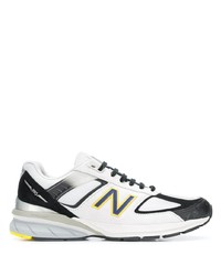 weiße und schwarze Sportschuhe von New Balance