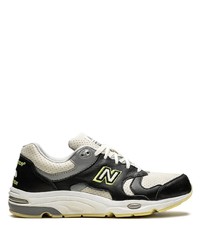 weiße und schwarze Sportschuhe von New Balance