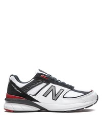 weiße und schwarze Sportschuhe von New Balance