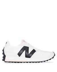 weiße und schwarze Sportschuhe von New Balance