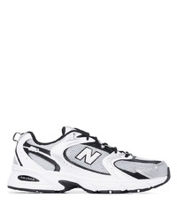 weiße und schwarze Sportschuhe von New Balance