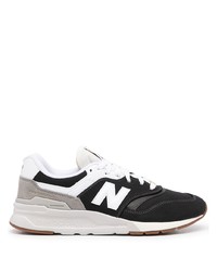 weiße und schwarze Sportschuhe von New Balance