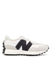 weiße und schwarze Sportschuhe von New Balance