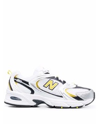 weiße und schwarze Sportschuhe von New Balance