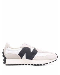 weiße und schwarze Sportschuhe von New Balance