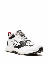 weiße und schwarze Sportschuhe von New Balance