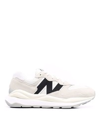 weiße und schwarze Sportschuhe von New Balance