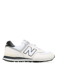 weiße und schwarze Sportschuhe von New Balance