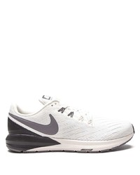 weiße und schwarze Sportschuhe von Nike