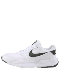 weiße und schwarze Sportschuhe von Nike Sportswear