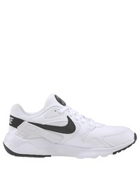 weiße und schwarze Sportschuhe von Nike Sportswear