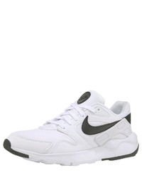 weiße und schwarze Sportschuhe von Nike Sportswear