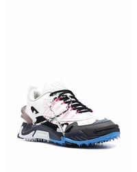 weiße und schwarze Sportschuhe von Off-White