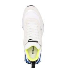 weiße und schwarze Sportschuhe von DSQUARED2