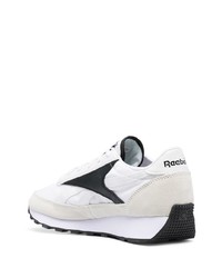 weiße und schwarze Sportschuhe von Reebok