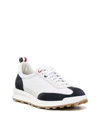 weiße und schwarze Sportschuhe von Thom Browne