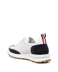 weiße und schwarze Sportschuhe von Thom Browne