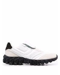 weiße und schwarze Sportschuhe von Pantofola D'oro