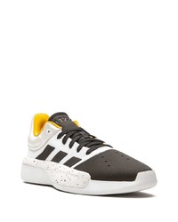 weiße und schwarze Sportschuhe von adidas