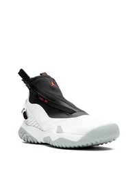 weiße und schwarze Sportschuhe von Jordan