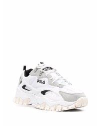 weiße und schwarze Sportschuhe von Fila