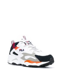 weiße und schwarze Sportschuhe von Fila