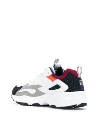 weiße und schwarze Sportschuhe von Fila