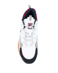 weiße und schwarze Sportschuhe von Fila