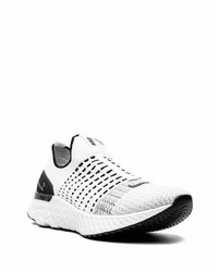 weiße und schwarze Sportschuhe von Nike