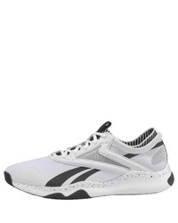 weiße und schwarze Sportschuhe von Reebok