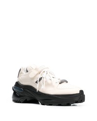 weiße und schwarze Sportschuhe von Maison Margiela