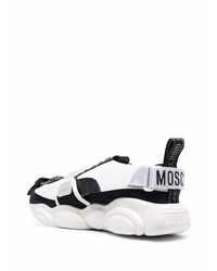 weiße und schwarze Sportschuhe von Moschino